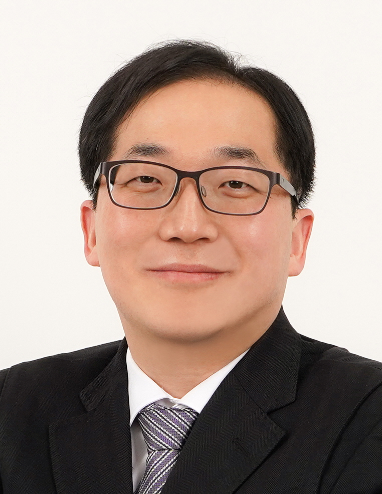 Yong Min LEE